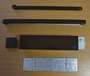 TS93 EN2-5 Design Доводчик (корпус) (нерж.сталь, полир.латунь)